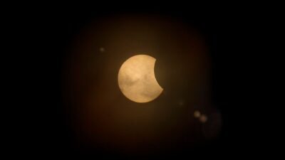 Éclipse de ce mercredi 12 août 2026 : la faire observer aux enfants sans risque pour leurs yeux